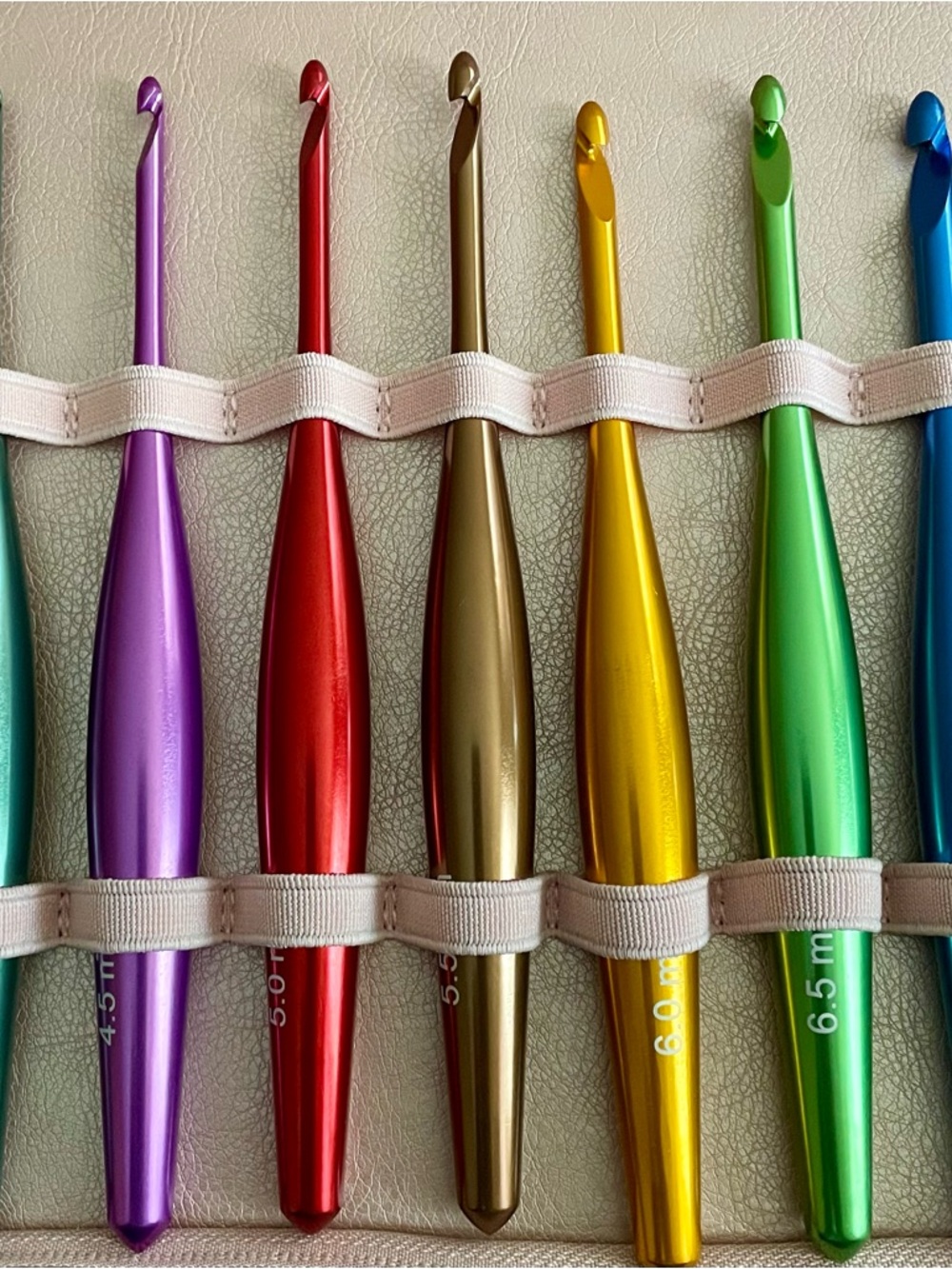9 piece Colorful Crochet Hooks - Multicolor Ergonomic Handles (3.5mm-8mm) - Picture 4 of 4